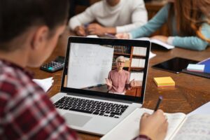 2250x1500_czy-warto-korzystac-ze-szkolen-online-ollh